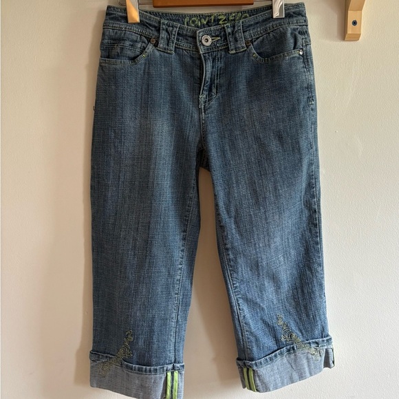 Y2K Point Zero Capri Jeans | Mid-Rise | Embroidered Cuffs - Picture 4 of 7